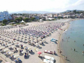 Отель Attico sul mare di Naxos, Джардини Наксос